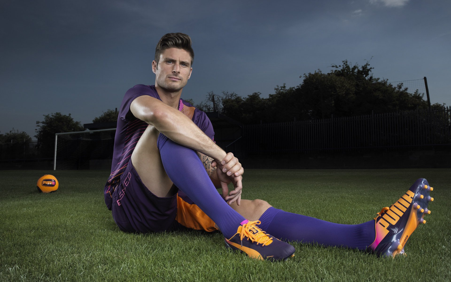 C罗赛后签名送给残障球迷感动现场,c罗签名的足球值多少钱