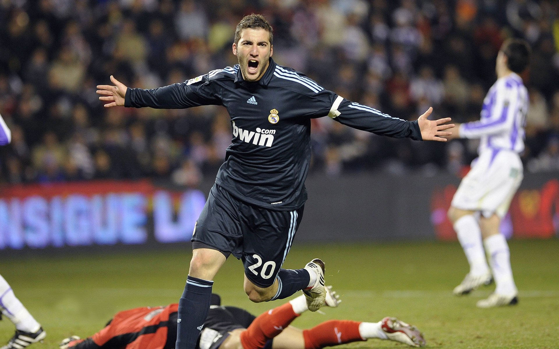 C罗赛后签名送给残障球迷感动现场,c罗签名的足球值多少钱