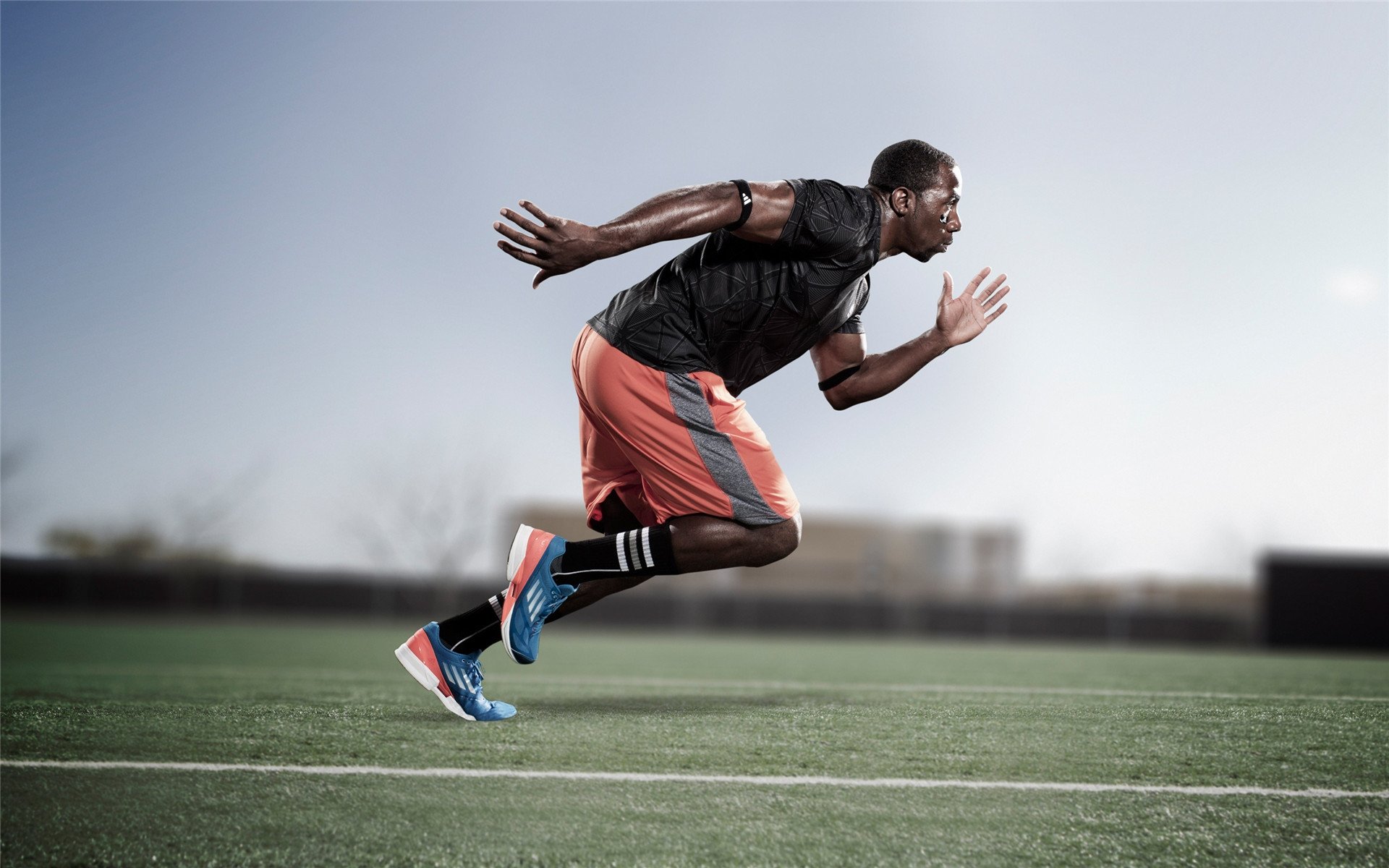 世界杯:开幕式彩排中出现机械臂与无人机协同表演 场面科幻感十足